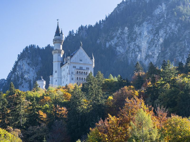 ドイツ・紅葉の山あいに建つノイシュヴァンシュタイン城