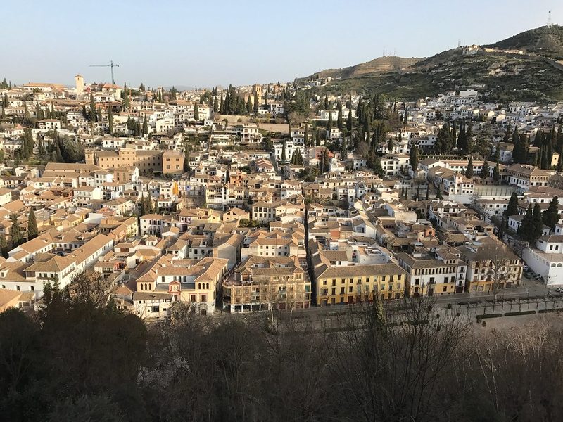 スペイン・丘の上から見渡すグラナダの街並み