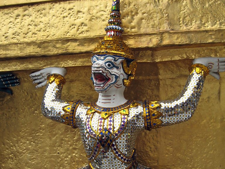 タイ・バンコクの寺院を飾る金色の守護神像